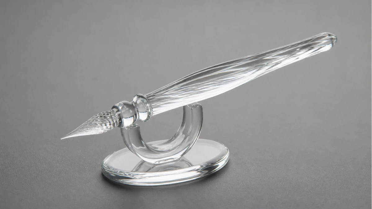 Glass dab tools offer visible surfaces and precise shapes but require careful storage