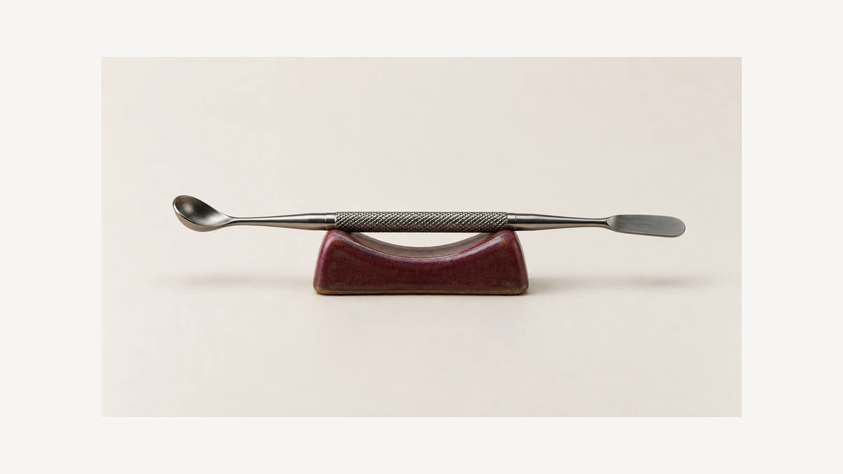Complete scoop and spatula tool supported at its handle by a low rest